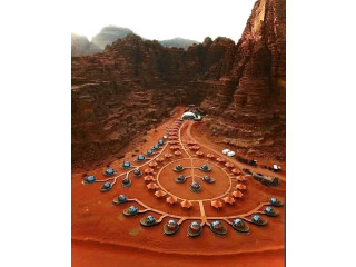 أنشأ مخيم سياحي من القباب الجيودستية للمخيمات